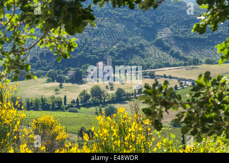 L'abbazia di Sant'Antimo in Val d'Orcia. La zona è stata protetta dall'UNESCO come Sito del Patrimonio Mondiale. Foto Stock