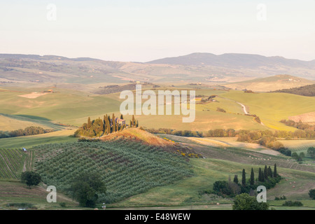 Un agriturismo in Val d'Orcia, Toscana. La zona è stata protetta dall'UNESCO come Sito del Patrimonio Mondiale. Foto Stock