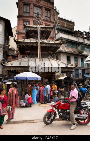 Il Nepal, Kathmandu, Asan Tole, Annapurna tempio, accanto al vivace centro della città road Foto Stock