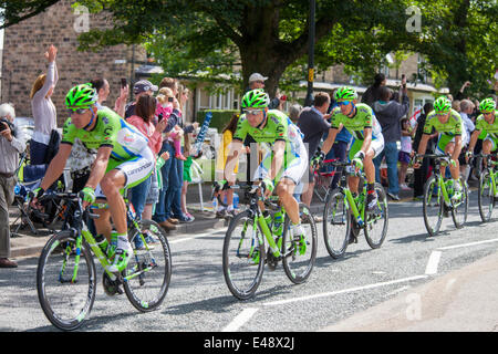 Cannondale team nelle principali peleton sulla seconda tappa del Tour de France passess attraverso Harrogate, nello Yorkshire, Inghilterra Foto Stock