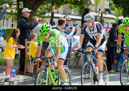 Piloti in peleton principale nella seconda tappa del Tour de France passess attraverso Harrogate, nello Yorkshire, Inghilterra Foto Stock