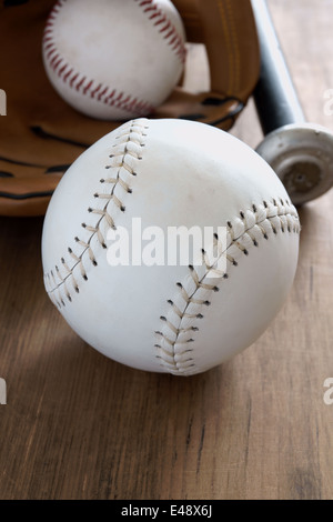 Il vecchio ben utilizzati baseballs con mitt e bat Foto Stock