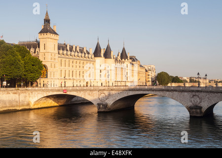La Conciergerie è un ex palazzo reale e nella prigione di Parigi, Francia. Esso è situato a ovest di l'Ile de la Cite. Foto Stock