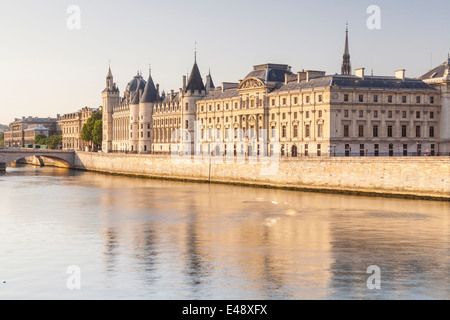 La Conciergerie è un ex palazzo reale e nella prigione di Parigi, Francia. Esso è situato a ovest di l'Ile de la Cite. Foto Stock