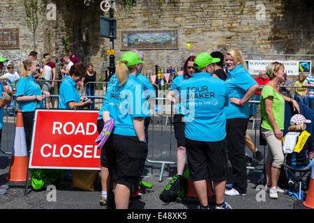 Tour Maker nel centro del West Yorkshire città di Sheffield in attesa dell'arrivo dei ciclisti sulla fase 2 del 2014 Tour de France. Foto Stock