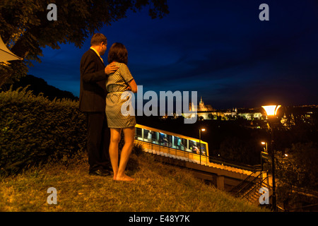 Vista di Praga dal ristorante Petrin Nebozizek. Funicolare, sullo sfondo, Castello di Praga Foto Stock