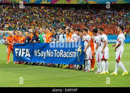 Salvador, Brasile. 4 Luglio, 2014. Due team group line-up calcio/calcetto : i giocatori e arbitri raccogliere dietro un banner contro il razzismo prima della Coppa del Mondo FIFA Brasile 2014 quarti di finale match tra Paesi Bassi 0(4-3)0 Costa Rica a Arena Fonte Nova stadium in Salvador, Brasile . Credito: Maurizio Borsari/AFLO/Alamy Live News Foto Stock