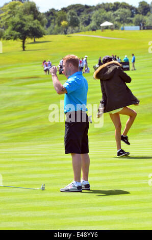 Campo da golf. La celebrità Cup.Questo Putt per la vittoria. RONAN KEATING manca e la sua fidanzata STORM UECHTRITZ in background balzi round di delusione ..Robert Timoney/AlamyLivenews. Foto Stock