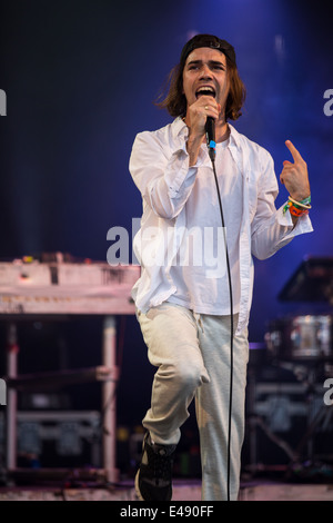 Gabriel Winterfield da Jagwar Ma live al Glastonbury Festival 2014 Foto Stock