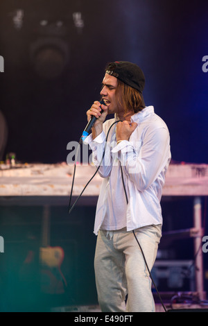 Gabriel Winterfield da Jagwar Ma live al Glastonbury Festival 2014 Foto Stock