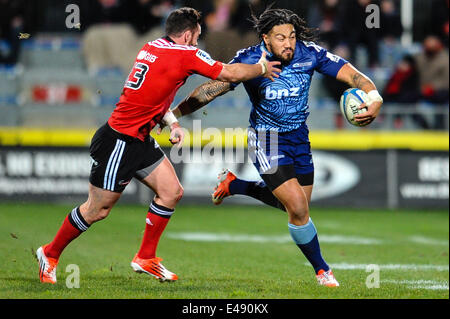 Christchurch, Nuova Zelanda. 05 Luglio, 2014. Ma'un Nonu del Blues è affrontato da Ryan Crotty dei crociati nel Super partita di rugby, Crociati contro il blues, presso AMI Stadium, Christchurch Credito: Azione Sport Plus/Alamy Live News Foto Stock