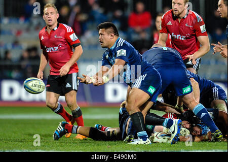 Christchurch, Nuova Zelanda. 05 Luglio, 2014. Keven Mealamu del Blues passa la palla nel Super partita di rugby, Crociati contro il blues, presso AMI Stadium, Christchurch Credito: Azione Sport Plus/Alamy Live News Foto Stock