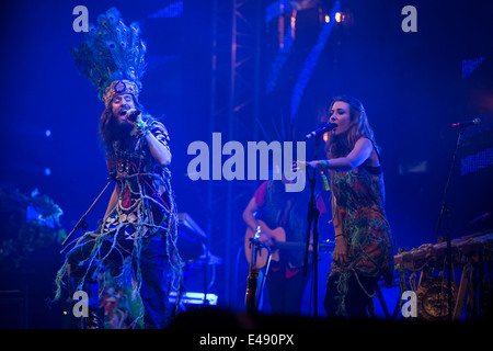 Crystal Fighters live sul John Peel stage al Glastonbury Festival 2014, musica Foto Stock