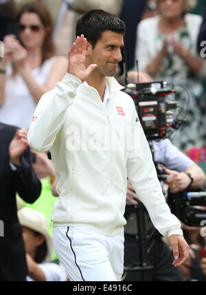 London, Londra, Regno Unito. 6 Luglio, 2014. La Serbia il Novak Djokovic reagisce durante i suoi uomini singoli match finale contro la Svizzera di Roger Federer a Wimbledon 2014 campionati di Wimbledon, a sud-ovest di Londra, il 6 luglio 2014. Credito: Meng Yongmin/Xinhua/Alamy Live News Foto Stock