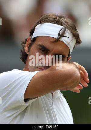 London, Londra, Regno Unito. 6 Luglio, 2014. La Svizzera Roger Federer reagisce durante i suoi uomini singoli match finale contro la Serbia il Novak Djokovic al 2014 campionati di Wimbledon a Wimbledon, a sud-ovest di Londra, il 6 luglio 2014. Credito: Meng Yongmin/Xinhua/Alamy Live News Foto Stock