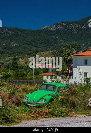 Abbandonato VW Beetle 1302. Foto Stock