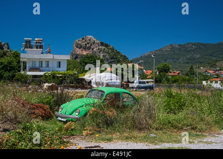 Abbandonato VW Beetle 1302. Foto Stock