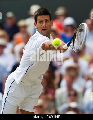 Londra, Regno Unito. 6 luglio 2014. Campo da tennis, Wimbledon, AELTC, Uomini Singoli finale: Novak Djokovic (SRB) vs Roger Federer (SUI), nella foto: Novak Djokovic in azione foto: Tennisimages/Henk Koster/Alamy Live News Foto Stock