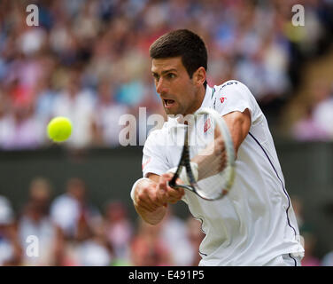 Londra, Regno Unito. 6 luglio 2014. Campo da tennis, Wimbledon, AELTC, Uomini Singoli finale: Novak Djokovic (SRB) vs Roger Federer (SUI), nella foto: Novak Djokovic in azione foto: Tennisimages/Henk Koster/Alamy Live News Foto Stock