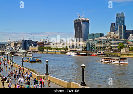 Vista della città di Londra che mostra 20 Fenchurch Street e il Leadenhall Building, London, England, Regno Unito Foto Stock