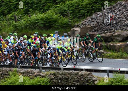 Blubberhouses, North Yorkshire, Regno Unito il 6 luglio 2014. La parte anteriore del peloton mentre si avvicina il vertice del giorno di due primi classificati in salita. Un gruppo di disinnesto di 7 piloti sono alcuni minuti in anticipo. Copyright IanWray/Alamy Live news Foto Stock