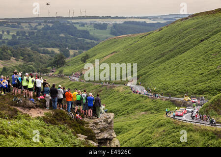 Blubberhouses, North Yorkshire, Regno Unito il 6 luglio 2014. La folla cheer leader di gruppo a scollegamento rapido di 7 ciclisti come essi vicino alla vetta del giorno di due primi classificati in salita. Copyright IanWray/Alamy Live news Foto Stock