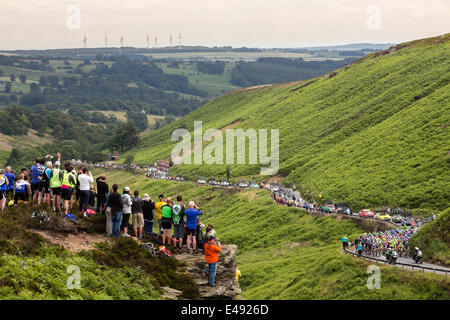 Blubberhouses, North Yorkshire, Regno Unito il 6 luglio 2014. La folla allietare l'arrivo dei principali peloton al vertice del giorno di due primi classificati in salita. Copyright IanWray/Alamy Live news Foto Stock