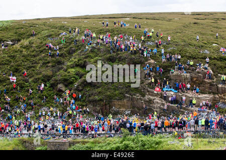 Blubberhouses, North Yorkshire, Regno Unito il 6 luglio 2014. La folla che copre i lati robusto di Kex Gill in prossimità del vertice di due giorni prima della salita classificati come veicoli di supporto pass. Copyright IanWray/Alamy Live news Foto Stock