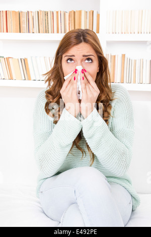 Malata catturati freddo soffia il naso nel fazzoletto aventi influenza o allergia Foto Stock