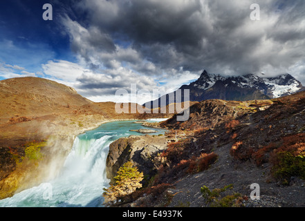 La cascata nel Parco Nazionale Torres del Paine, Patagonia, Cile Foto Stock