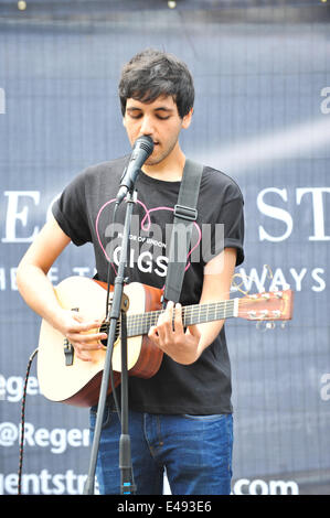 Regent Street, Londra, Regno Unito. 6 luglio 2014. Un busker intrattiene la folla su Regent Street, che ha un 'giardino 'tema questa domenica. Credito: Matteo Chattle/Alamy Live News Foto Stock