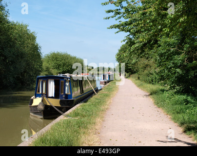 Alzaia lungo il Kennet and Avon Canal, Devizes, Wiltshire, Regno Unito Foto Stock