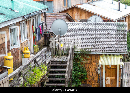 Street view da Caleta Tortel, un piccolo villaggio situato alla fine di una piccola deviazione dalla Carretera Austral Foto Stock