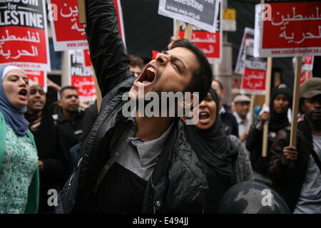 Londra, Regno Unito. 5 Luglio, 2014. I dimostranti fuori l'Ambasciata di Israele a Londra il sabato per protestare contro la recente esplosione di violenza. La protesta è iniziata sul marciapiede opposto all'ambasciata israeliana, quindi spostato in strada per un ''die nell'' causando alcuni tafferugli con la polizia. Credito: Jay Shaw Baker/NurPhoto/ZUMA filo/Alamy Live News Foto Stock