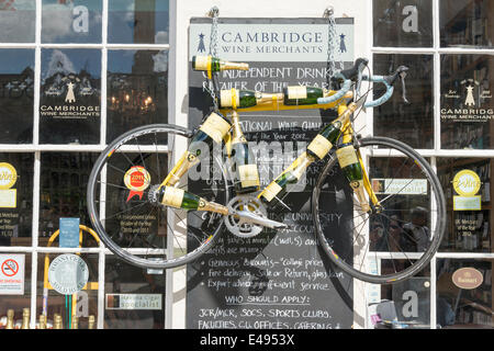 Cambridge Regno Unito 6 luglio 2014. I preparati e le celebrazioni sono in pieno svolgimento nella città prima del Tour de France stadio iniziando a Cambridge domani mattina. Le strade e le vetrine sono decorate e migliaia di persone hanno partecipato ciclismo relativi eventi e sagre su Parker's pezzo. Il Tour si sfilano per le vie storiche di Cambridge prima della gara capi sud attraverso Essex a Londra. Credito Eales Julian/Alamy Live News Foto Stock