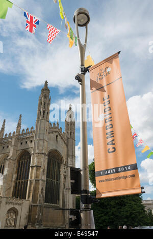 Cambridge Regno Unito 6 luglio 2014. I preparati e le celebrazioni sono in pieno svolgimento nella città prima del Tour de France stadio iniziando a Cambridge domani mattina. Le strade e le vetrine sono decorate e migliaia di persone hanno partecipato ciclismo relativi eventi e sagre su Parker's pezzo. Il Tour si sfilano per le vie storiche di Cambridge prima della gara capi sud attraverso Essex a Londra. Credito Eales Julian/Alamy Live News Foto Stock