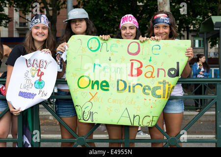 Torino, Italia. 6 Luglio, 2014. Gli appassionati del popolare boy band 'una direzione' attendono l'ingresso allo stadio Olimpico di Torino per la mostra dei loro idoli. Il loro record di album in studio e massive hit tour hanno visto, 1D diventano un fenomeno globale e la più richiesta esecutori dell odierna generazione. Credito: Andrea Gattino /Pacific Press/Alamy Live News Foto Stock