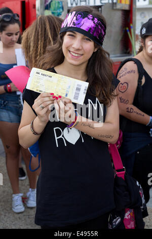 Torino, Italia. 6 Luglio, 2014. Gli appassionati del popolare boy band 'una direzione' attendono l'ingresso allo stadio Olimpico di Torino per la mostra dei loro idoli. Il loro record di album in studio e massive hit tour hanno visto, 1D diventano un fenomeno globale e la più richiesta esecutori dell odierna generazione. Credito: Andrea Gattino /Pacific Press/Alamy Live News Foto Stock