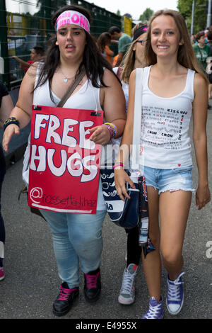 Torino, Italia. 6 Luglio, 2014. Gli appassionati del popolare boy band 'una direzione' attendono l'ingresso allo stadio Olimpico di Torino per la mostra dei loro idoli. Il loro record di album in studio e massive hit tour hanno visto, 1D diventano un fenomeno globale e la più richiesta esecutori dell odierna generazione. Credito: Andrea Gattino /Pacific Press/Alamy Live News Foto Stock