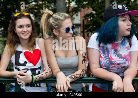 Torino, Italia. 6 Luglio, 2014. Gli appassionati del popolare boy band 'una direzione' attendono l'ingresso allo stadio Olimpico di Torino per la mostra dei loro idoli. Il loro record di album in studio e massive hit tour hanno visto, 1D diventano un fenomeno globale e la più richiesta esecutori dell odierna generazione. Credito: Andrea Gattino /Pacific Press/Alamy Live News Foto Stock