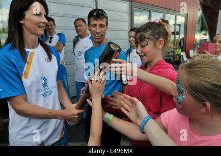 Stirling, in Scozia. 06 luglio 2014. La Queen's Baton relè proviene ad una estremità in corrispondenza del picco al centro sportivo a Stirling. La bacchetta è presa su un relè in tutto il mondo come parte dei giochi del Commonwealth. La torcia ha iniziato oggi il relè dal Castello di Stirling e terminato il picco al centro sportivo. Il testimone è stato portato da Alison Sheppard, a Glasgow nato nuotatore che ha gareggiato in le Olimpiadi. I bambini di toccare il testimone.Stirling, Regno Unito. 06 luglio 2014. Foto Stock