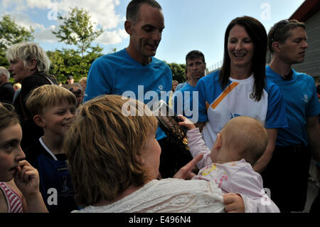 Stirling, in Scozia. 06 luglio 2014. La Queen's Baton relè proviene ad una estremità in corrispondenza del picco al centro sportivo a Stirling. La bacchetta è presa su un relè in tutto il mondo come parte dei giochi del Commonwealth. La torcia ha iniziato oggi il relè dal Castello di Stirling e terminato il picco al centro sportivo. Il testimone è stato portato da Alison Sheppard, a Glasgow nato nuotatore che ha gareggiato in le Olimpiadi. Credito: Andrew Steven Graham/Alamy NewStirling Live, UK. 06 luglio 2014. Foto Stock