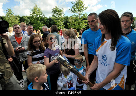 Stirling, in Scozia. 06 luglio 2014. La Queen's Baton relè proviene ad una estremità in corrispondenza del picco al centro sportivo a Stirling. La bacchetta è presa su un relè in tutto il mondo come parte dei giochi del Commonwealth. La torcia ha iniziato oggi il relè dal Castello di Stirling e terminato il picco al centro sportivo. Il testimone è stato portato da Alison Sheppard, a Glasgow nato nuotatore che ha gareggiato in le Olimpiadi. Credito: Andrew Steven Graham/Alamy NewStirling Live, UK. 06 luglio 2014. Foto Stock