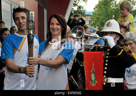 Stirling, in Scozia. 06 luglio 2014. La Queen's Baton relè proviene ad una estremità in corrispondenza del picco al centro sportivo a Stirling. La bacchetta è presa su un relè in tutto il mondo come parte dei giochi del Commonwealth. La torcia ha iniziato oggi il relè dal Castello di Stirling e terminato il picco al centro sportivo. Il testimone è stato portato da Alison Sheppard, a Glasgow nato nuotatore che ha gareggiato in le Olimpiadi. Credito: Andrew Steven Graham/Alamy NewStirling Live, UK. 06 luglio 2014. Foto Stock