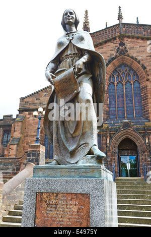 Statua di Lady Wulfrun da Sir Charles Wheeler accanto a San Pietro Chiesa Collegiata Wolverhampton West Midlands, Regno Unito Foto Stock