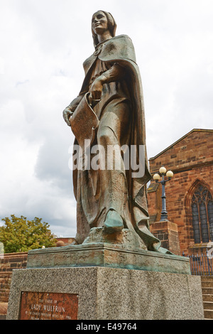 Statua di Lady Wulfrun da Sir Charles Wheeler accanto a San Pietro Chiesa Collegiata Wolverhampton West Midlands, Regno Unito Foto Stock