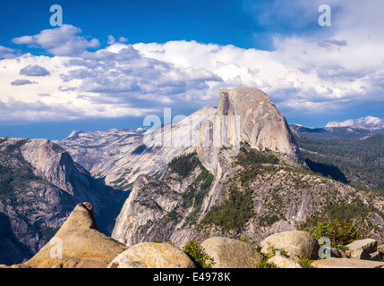 Vista di mezza cupola dal punto ghiacciaio. Parco Nazionale di Yosemite in California, Stati Uniti. Foto Stock