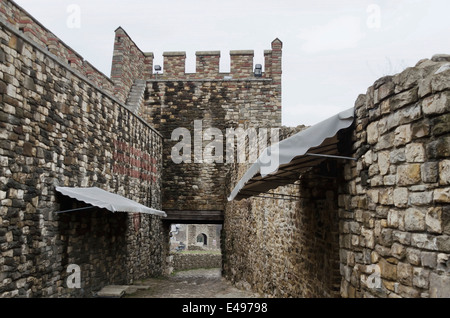 Vista di un interno della recinzione e ingresso nella fortezza di Tsarevets, Veliko Tarnovo, Bulgaria. Foto Stock