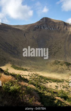 Orrido di montagna ricoperta da Juniper sotto i cieli blu Foto Stock