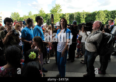 Stirling, Regno Unito. 6 Luglio, 2014 .Il Queens Baton relè proviene ad una estremità in corrispondenza del picco al centro sportivo a Stirling. La bacchetta è presa su un relè in tutto il mondo come parte dei giochi del Commonwealth. La torcia ha iniziato oggi il relè dal Castello di Stirling e terminato il picco al centro sportivo. Il testimone è stato portato da Alison Sheppard, a Glasgow nato nuotatore che ha gareggiato in le Olimpiadi. Credito: Andrew Steven Graham/Alamy Live News Foto Stock